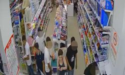 Kırtasiye çalışanını darbettiler; o anlar kamerada