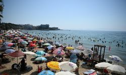 Kuşadası'nda hava sıcaklığı 37 dereceye ulaştı, plajlar doldu