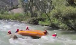 Rafting yarışında botları alabora olan sporcular zor anlar yaşadı
