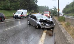 Kayganlaşan yolda 2 otomobil çarpıştı: 3 yaralı