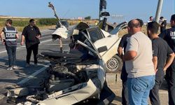 Sinyalizasyon direğine çarpıp ikiye bölünen otomobilden sağ çıktı