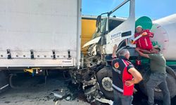 Sürücüsünün direksiyon başında uyuduğu beton mikseri 2 TIR’a çarptı; 1 yaralı