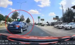 Sürücüsünün makas attığı otomobilde çocukların tehlikeli yolculuğu kamerada