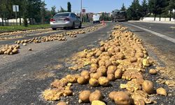 TIR’ın dorsesindeki 1 ton patates yola döküldü, ulaşım aksadı