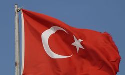 Türk bayrağına tüfekle zarar verildi