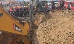 Kanalizasyon kazısı sırasında toprak altında kalan işçi kurtarıldı