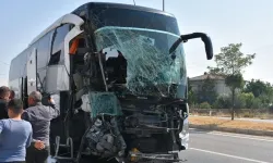 Afyonkarahisar'da yolcu otobüsü kamyonete çarptı, 1 kişi öldü, 15 kişi yaralandı