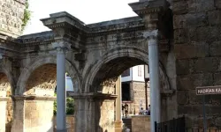 Antalya'daki 1900 yıllık Hadrian Kapısı kentin tarihine ışık tutuyor