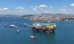 Dünyanın üçüncü büyük yarı batık vinç gemisi İstanbul Boğazı'ndan geçti