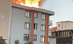 Ümraniye’de 5 katlı binanın çatısında çıkan yangın söndürüldü