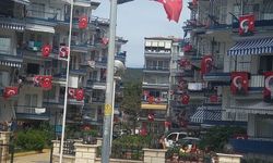 30 Ağustos coşkusunu yüzlerce bayrakla kutladılar
