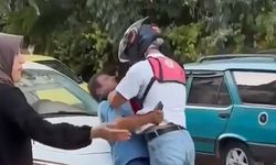 Yol verme tartışmasında motokurye, otomobil sürücüsünü defalarca yumrukladı