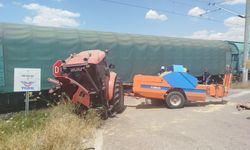 Yük treni, hemzemin geçitte traktöre çarptı: 1 yaralı