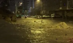 Ankara'da sağanak sonrası rögar taştı; binaların giriş ve bodrum katlarını su bastı
