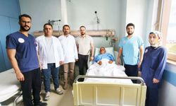 82 yaşındaki hastanın mesanesinden 42 parça taş çıkarıldı