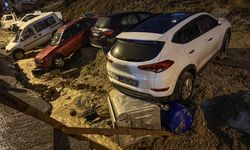 Ankara'da sel nedeniyle çöken yolda çok sayıda araç hasar gördü