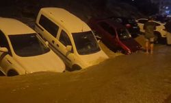 Ankara'da yol çöktü, park halindeki araçlar zarar gördü
