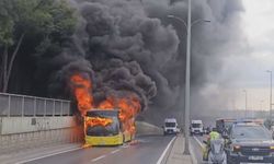 Bakırköy'de seyir halindeki İETT otobüsü alev alev yandı