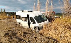 Balıkesir'de işçi servis minibüsü şarampole yuvarlandı; 13 yaralı