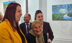 Bob Ross’tan ilham alıp resme başlamıştı; 81 yaşında ikinci sergisini açtı