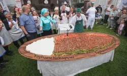 3 metrelik tepside 50 kilo İskender kebabı yemek için sıraya girdiler