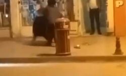 Caddede iki kadının sopalı kavgası kamerada