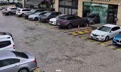 Sürücü fren yerine gaza bastı; cip çarptığı otomobille kafeye girdi