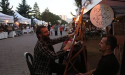 Çocukken izlediği ressam Bob Ross'dan etkilendi, canlı model portre sanatçısı oldu