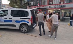 Ekip aracına giren yavru kediyi itfaiye kurtardı