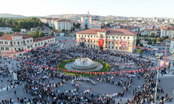 Sivas’ta 1058 kişi aynı anda halay çekti