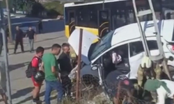 ETT otobüsü ile otomobil çarpıştı: 1'i bebek 4 yaralı