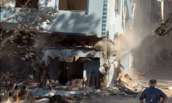 6 katlı apartman yıkım sırasında çöktü