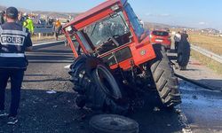 Hafif ticari araç ile traktör çarpıştı: 6 yaralı
