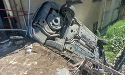 Hafif ticari araçla çarpışan otomobil, bahçeye devrildi: 1 yaralı