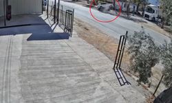 Kaldırıma çarpıp ters dönen otomobildeki baba oğul yaralandı