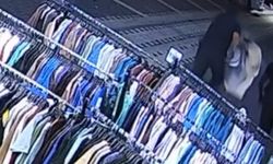 Mağaza önündeki askıda duran tişörtlerden seçip, beğendiklerini çaldılar