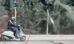 Motosikletiyle ters yönde ilerleyip trafiği tehlikeye attığı anlar kamerada
