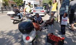 Otomobilin açılan kapısına çarpan motosikletin sürücüsü yaralandı