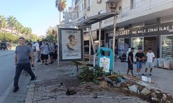 Otomobil önce yayaya ardından duraktaki karı kocaya çarptı; 3 yaralı