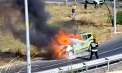 Seyir halindeyken alev alan hafif ticari araç yandı