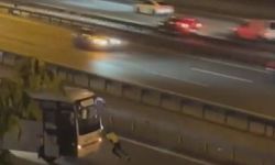 Sultangazi'de arızalanan midibüsü yol kenarına iten kadın polis kamerada