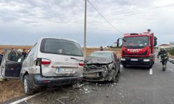 Otomobille minibüs çarpıştı: 2'si çocuk, 6 yaralı