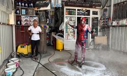Türkiye’yi gezen Örümcek Adam’ı hortumla yıkadılar