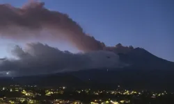 Etna Yanardağı'nın kül püskürtmesi, Katanya Havalimanı'nda uçuşların durdurulmasına neden oldu