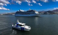 Deniz polisi kruvaziyerle gelen turistlerin huzuru için görev başında