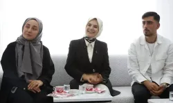 Bakan Göktaş, evlilik kredisinden yararlanan yeni evli çiftin ilk misafiri oldu