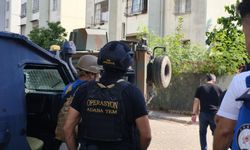 Yakalanacağını anlayan şüpheli, elinde el bombası ile kendisini eve kilitledi