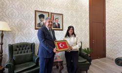 Yerde gördüğü Türk bayrağını alan kurye Gülten’e vali tebriği