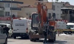 Yolun karşısına geçerken iş makinesinin çarptığı yaya öldü