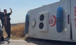 Zincirleme kazaya karışan ambulans devrildi: 3'ü sağlık personeli, 5 yaralı